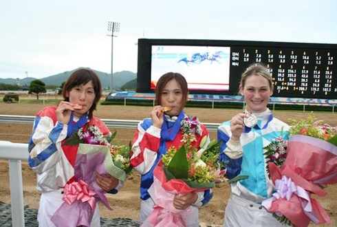 Hitomi Miyashita (centre) with Laura Cheshire and Chiaki Iwanaga at Busan