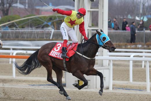 Royale Embrace and You Hyun Myung win last year's Ttukseom Cup, the first leg of the Queens' Tour (Pic: Ilgan Sports)