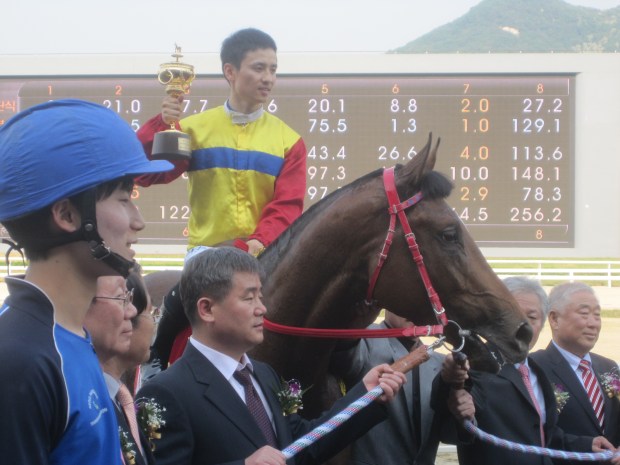 His moment again...Jigeum I Sungan