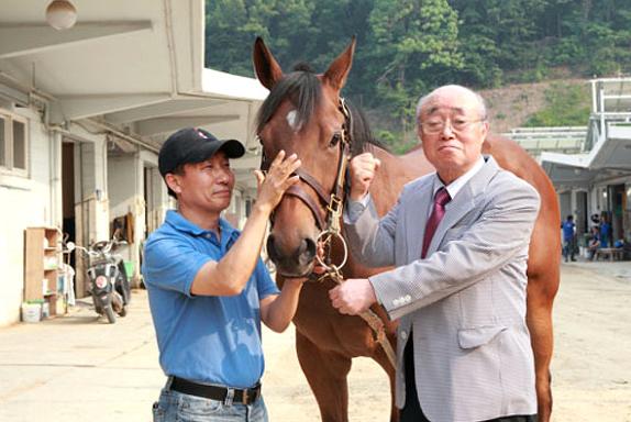 Fly Top Queen with trainer Choi Bong Ju (left) and owner Oh Ho Kuk (right), the most expensive racehorse in Korean racing history, debuts this weekend