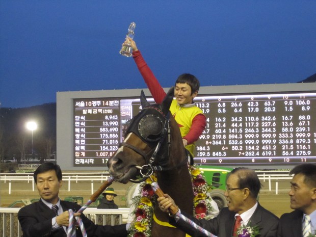 Mister Park with trainer Kim Young Kwan, jockey Yoo Hyun Myung and owner Kwak Jong Soo after winning the 2010 Grand Prix