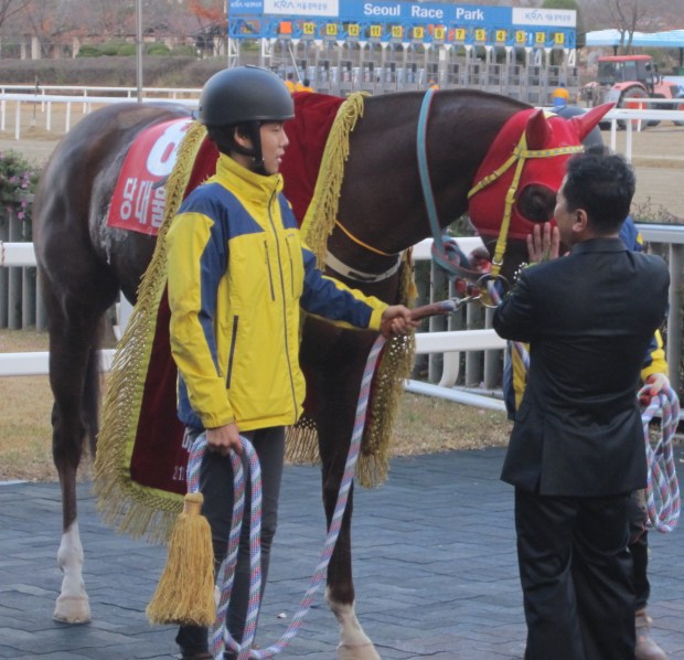 Will Yoo Byung Bok be greeting Dangdae Bulpae like this again on Sunday?