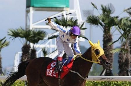 Jo Chan Hoon, who rides at the Selangor Turf Club this weekend, winning the 2008 Korean Oaks on Jeolho Chance