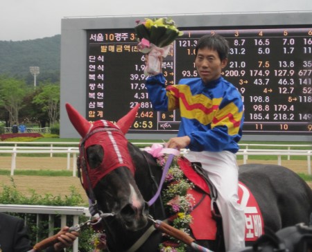 Gwanggyo Bisang and Park Tae Jong in the Munhwa Ilbo Cup Winner's Circle