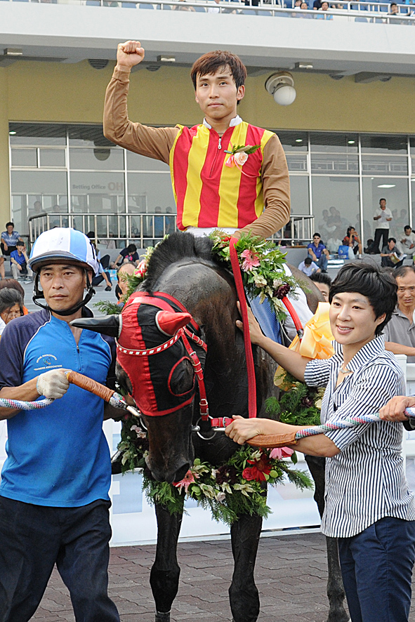 Trainer Lee Shin Young with Full Moon Party in the TJK Winner's Circle (Pic: Ross Holburt)