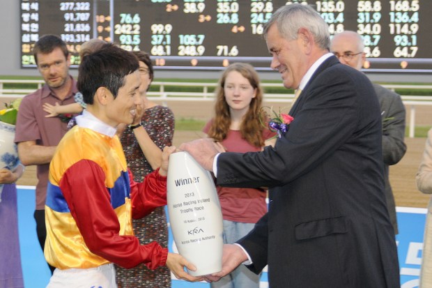 Irish Thoroughbred Marketing's Mark O'Hanlon presents Moon Se Young with the winner's...vase (Pic: Ross Holburt)