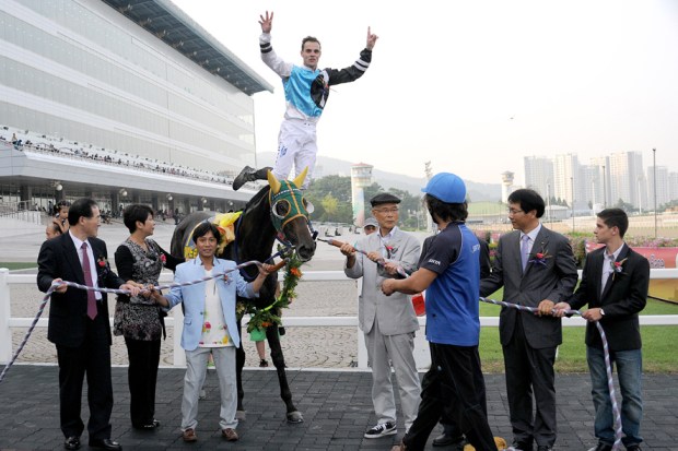 Noel Callow Dismounts from Victory Dancer