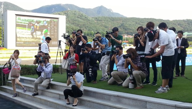 A lot of Japanese photographers were on hand to welcome Tosen Archer back