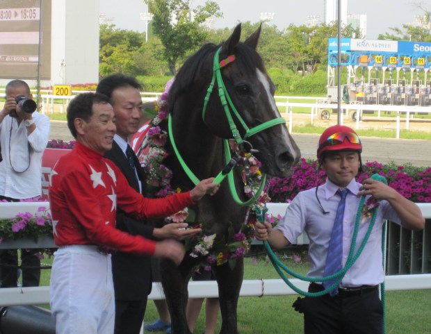 Fumio Matoba and Tosen Archer in the SBS Korea Vs Japan Cup Winner's Circle at Seoul in September