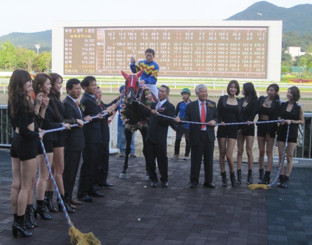Park Tae Jong and Gwanggyo Bisang in the Ilgan Sports winners' circle - with a little help from members of Nine Muses