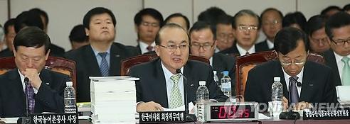 Kim Yong Man (centre) of the KRA faces the audit (Pic: Yonhap)