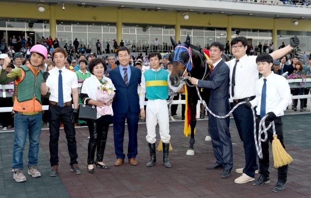 Another winner's circle pose (Pic: Ross Holburt)