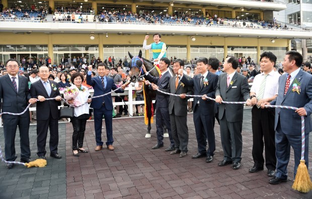 Queen's Blade in the Derby Winner's Circle (Pic: Ross Holburt)