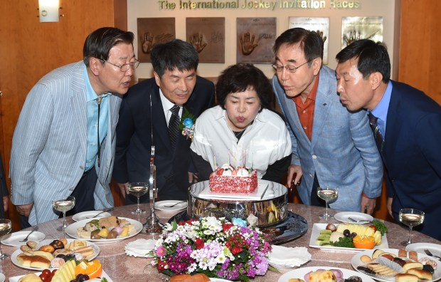 Connections get a cake in the VIP room after a Stakes win, trainer Kim Young Kwan is on the right of the picture (Pic: Ross Holburt)