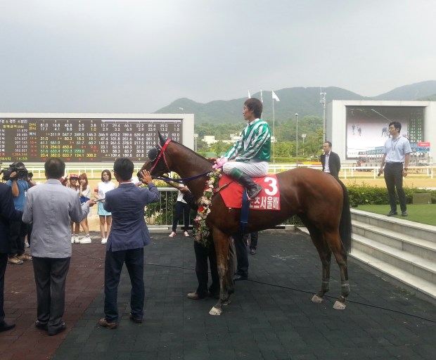 Geumbit Hwanhui and Shinichi Terachi - with a scared looking Tiny G in the background