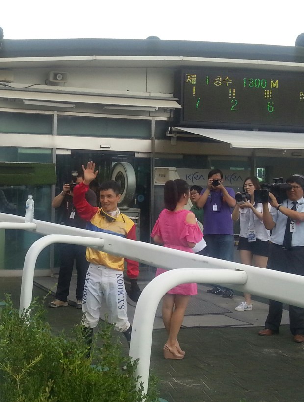 Moon Se Young greets punters after his 1000th winner
