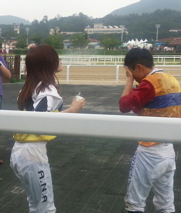 An unconventional means of congratulations from Lee Ah Na