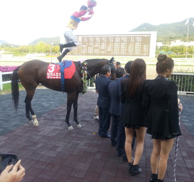 Pretty sure Se Young only did this because K-Pop girl group Dal Shabet were looking on