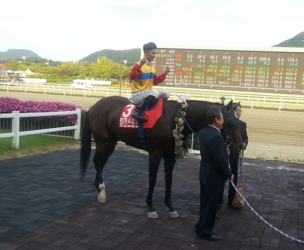 Yeongsan II and Moon Se Young after winning the Ilgan Sports