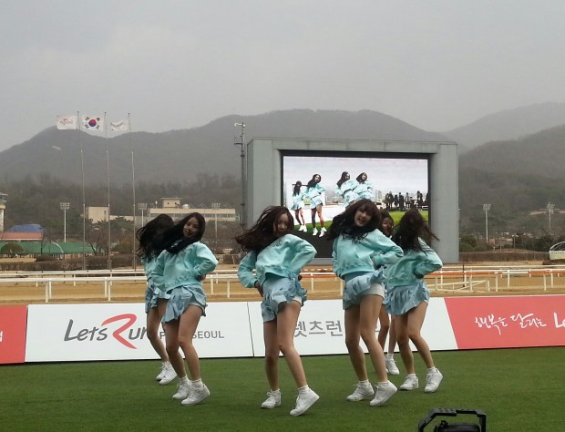 "G-Friend" braving the cold and wind at Seoul Racecourse yesterday