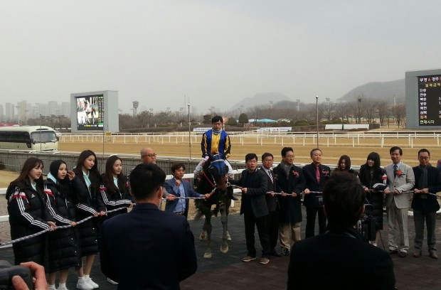 Meni Money and Seo Seung Un in a rather crowded Sports Seoul Winner's Circle